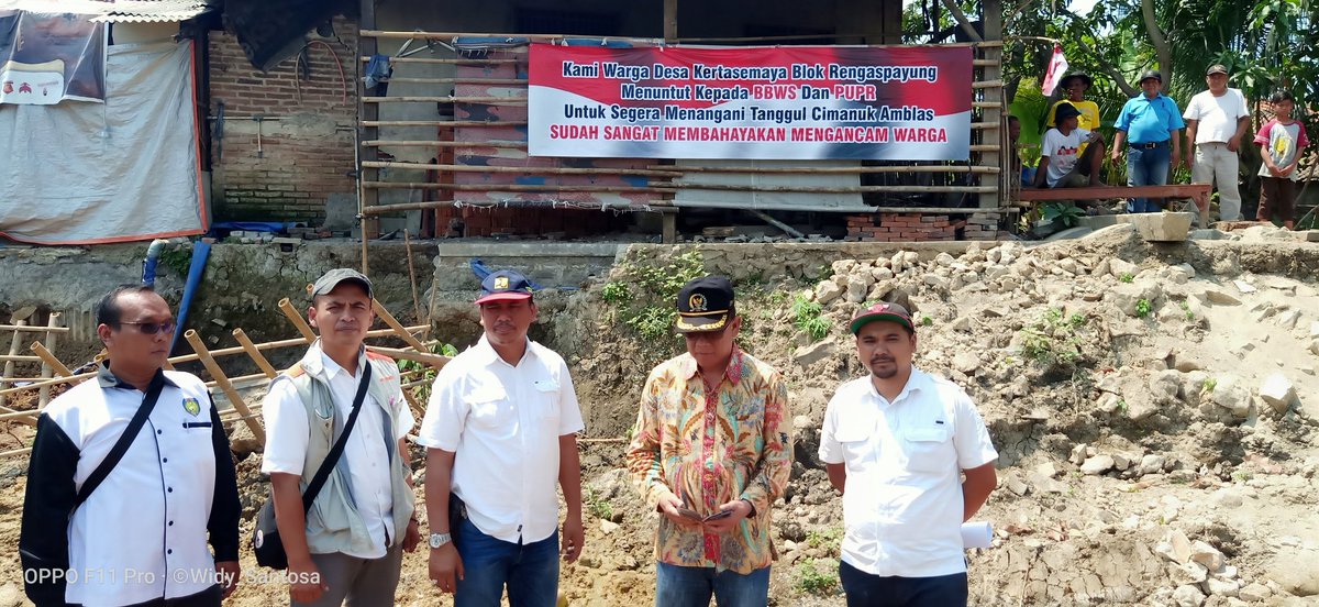 desakertasemaya's tweet photo. Terima kasih Pak @umarhadi_yoseph yang telah menengok bencana di desa Kertasemaya. Semoga setelah kunjungan bapak ini tanggul Sungai Cimanuk yg Amblas segera di tanggulangi. 
#Cimanuk #Kertasemaya #Indramayu #amblas #Sungai 
@jokowi
@widy_santosa 
@DPR_RI 
@PDIP_imy https://t.co/tGmwBOltzG