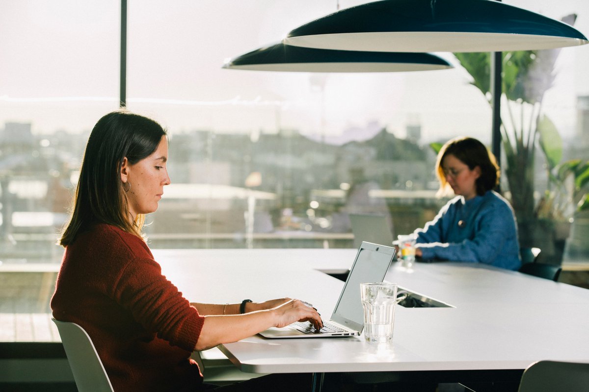 Trabaja en espacios luminosos y rodeado de emprendedores de todo tipo de sectores que trabajan en distintos proyectos ☀️👩‍💻Sé parte de nuestra comunidad, tenemos 7 ubicaciones en Barcelona y Madrid para que elijas la que más te guste #coworkingspace #coworkingbarcelona