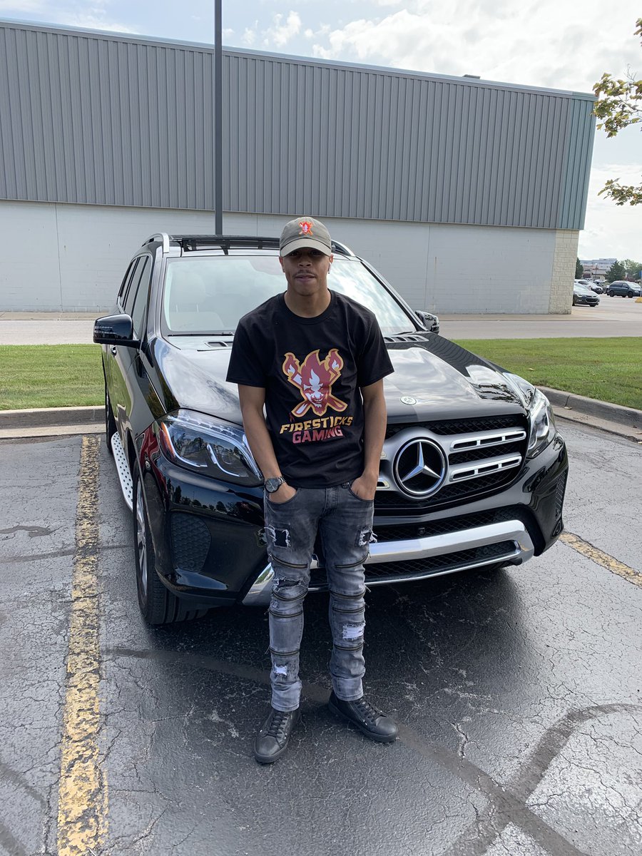 FireSticksGT's tweet photo. S/o to my @FireSticksPark leader @Motiv8_2K out here running the #FSG Detroit for me the movement is real, as you can see I pull up on my players!! #FSGEmpire 🦍 we coming for it all... 🔥🎮 https://t.co/3bXhgtqFRz