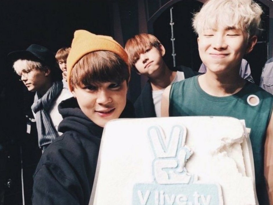M1nSad's tweet photo. Jamás voy a superar que Jin se estuviera comiendo el pastel y lo dejara así  JSJAJSJJAJSJA https://t.co/SOZLr47A9v