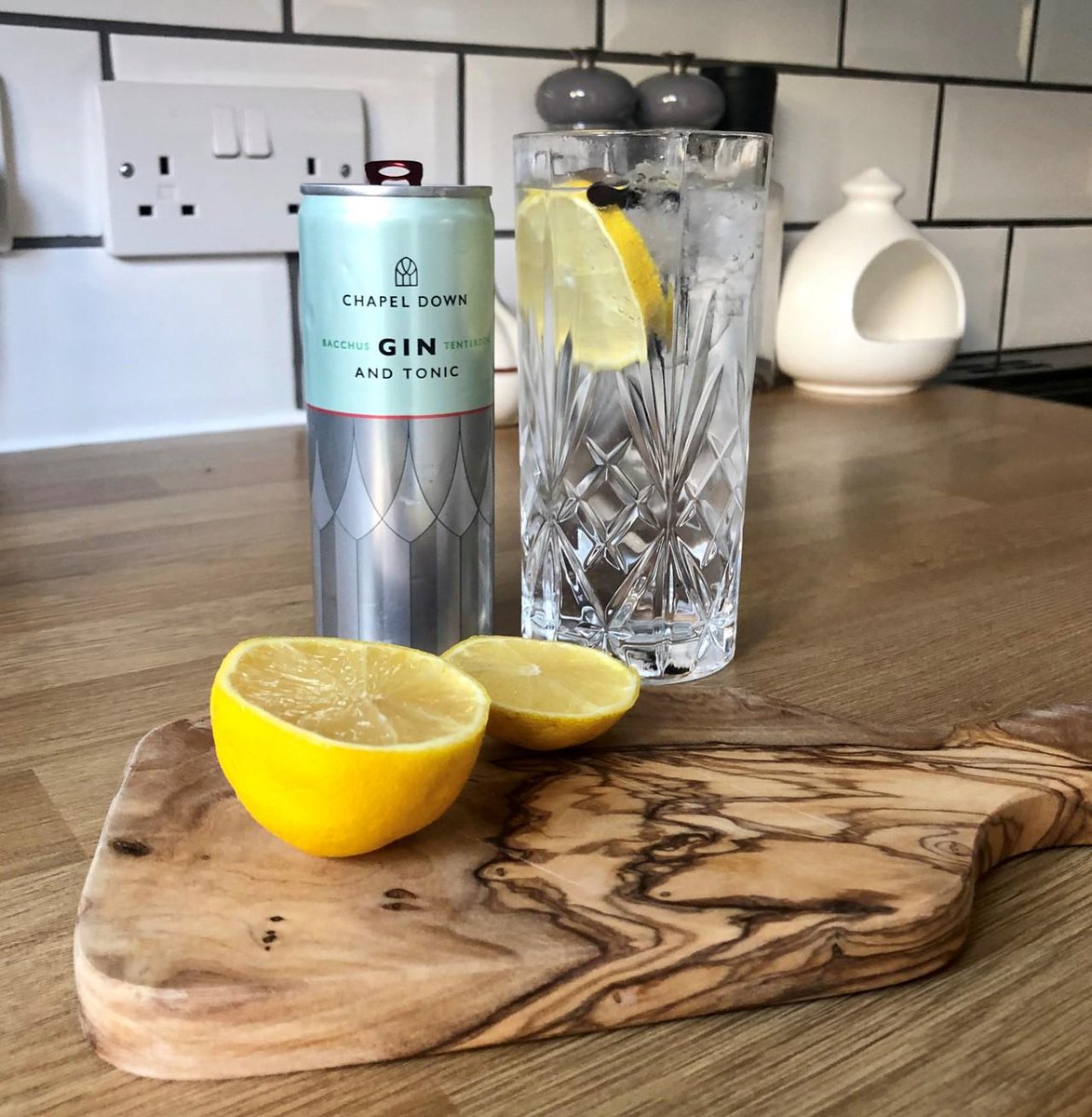 ChapelDownWines's tweet photo. When life gives you lemons...make a Bacchus Gin and Tonic πππ
-
#chapeldown #kingscross #ginworks #london #gin #lovegin #spiritofthewinemaker #ginoclock https://t.co/BFbD23Xg7w