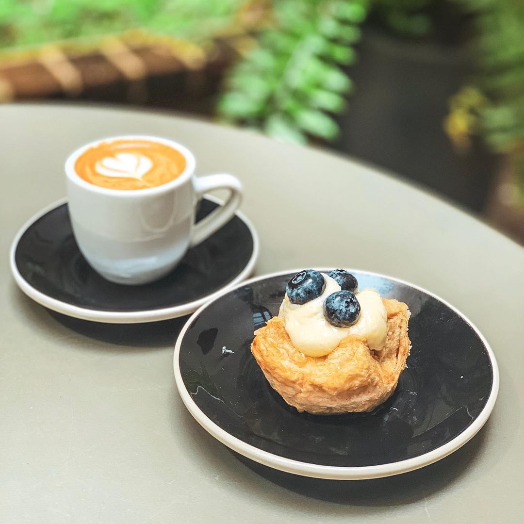 cuatrosombras's tweet photo. ¡El día está para tomarse un cafecito! ☕️ Les recordamos que hoy estamos abiertos en horario regular en Viejo San Juan y en Dorado 🇵🇷
.
.
Reposting @dosboricuashambrientos. 🙏❤️ https://t.co/fZouqChT1O