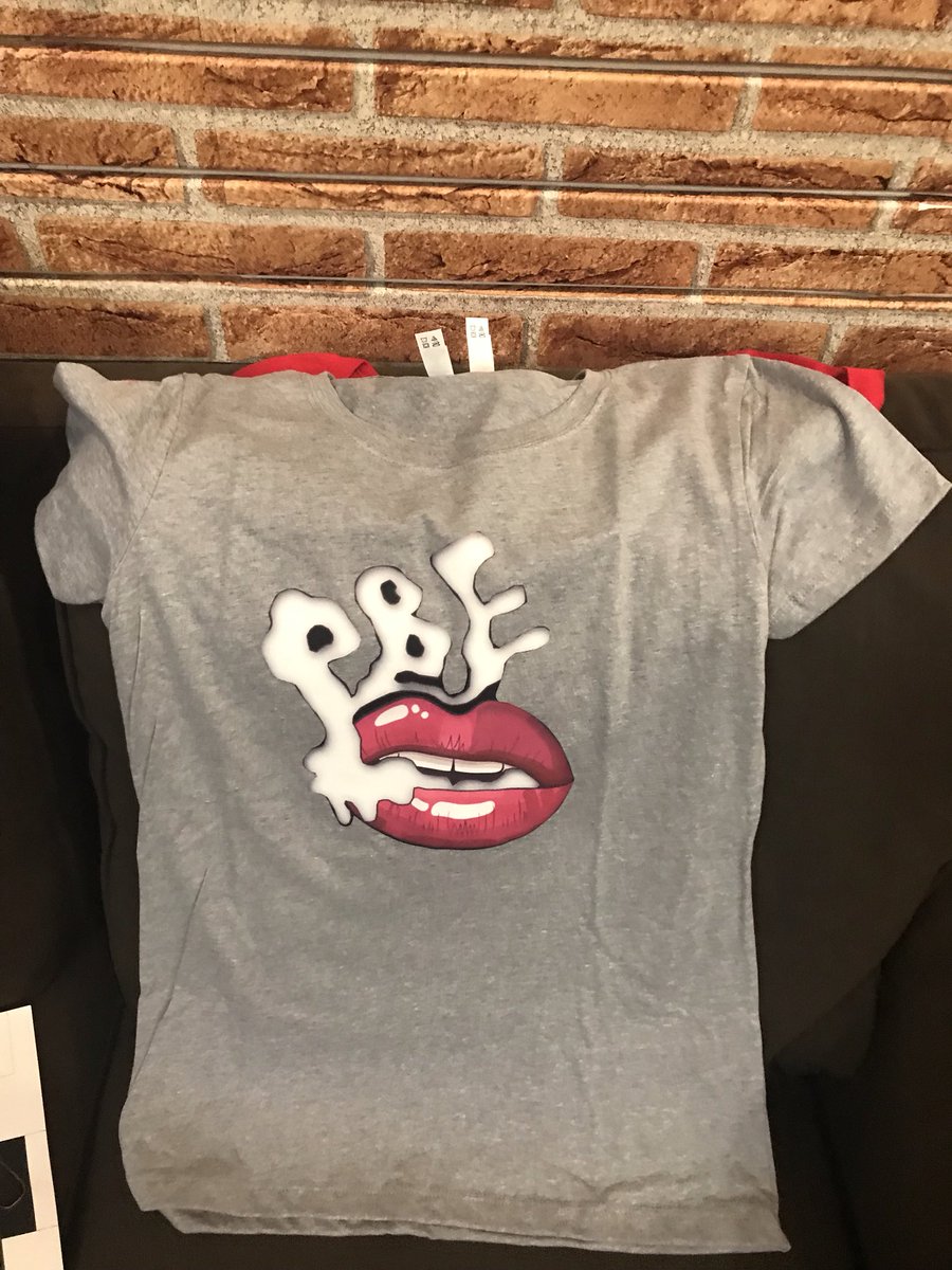 PlugBrothersEn1's tweet photo. Women’s “smoking lips” graphic tees now available for Order & delivery 🔌🔌 #DMVclothing #BaltimoreFashion #PlugBrothers 🚨🚨🚨 https://t.co/6zrAHQbwQc