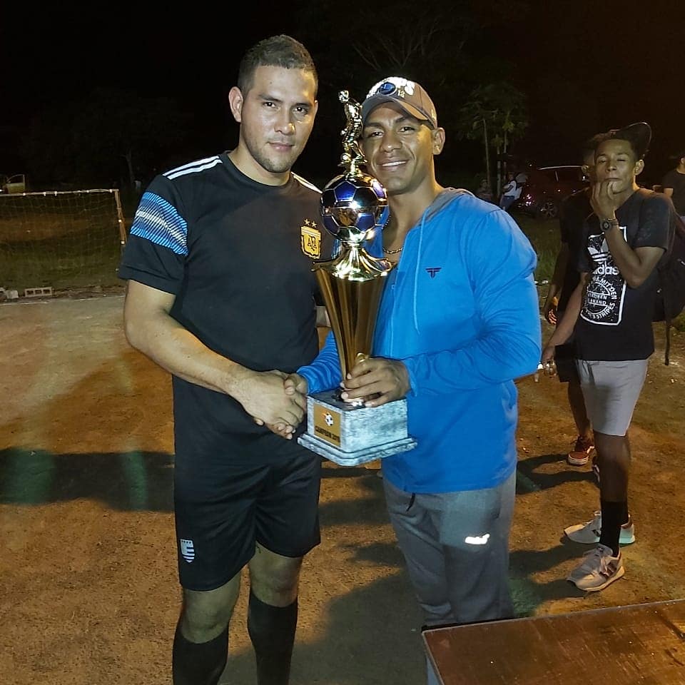 pyedelistmo's tweet photo. "Las grandes oportunidades para ayudar a otros rara vez llegan, pero las pequeñas nos rodean todos los días" @CientificoBox apoyando a la liga de futsal en su comunidad https://t.co/NnjhRhmNXy