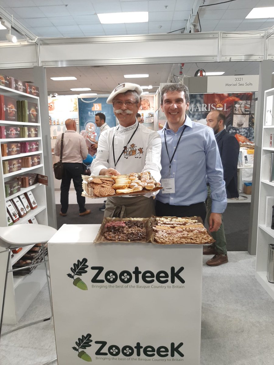OFECOMELondres's tweet photo. 🧀🍷 Hemos estado en @SpecialityFair acompañando a las ¡29! empresas 🇪🇸 participantes, entre ellas: @amoleromaza, @lagarisilla, @Cascajuelo, @AceitesClemen, @martindprado, @FlordeBurgos1, @StGadea o @ArolOlive

¡Pásate a conocerlas tú también!

#SFFF19 https://t.co/VtIz40NjeH