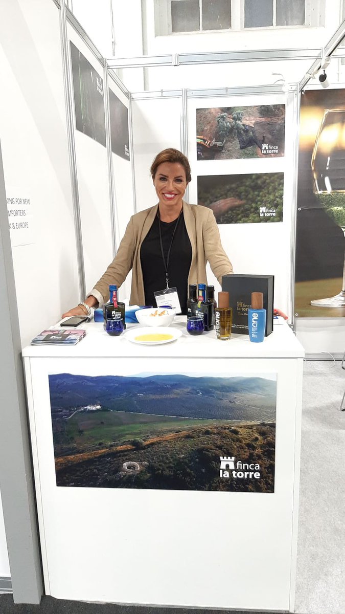OFECOMELondres's tweet photo. 🧀🍷 Hemos estado en @SpecialityFair acompañando a las ¡29! empresas 🇪🇸 participantes, entre ellas: @amoleromaza, @lagarisilla, @Cascajuelo, @AceitesClemen, @martindprado, @FlordeBurgos1, @StGadea o @ArolOlive

¡Pásate a conocerlas tú también!

#SFFF19 https://t.co/VtIz40NjeH