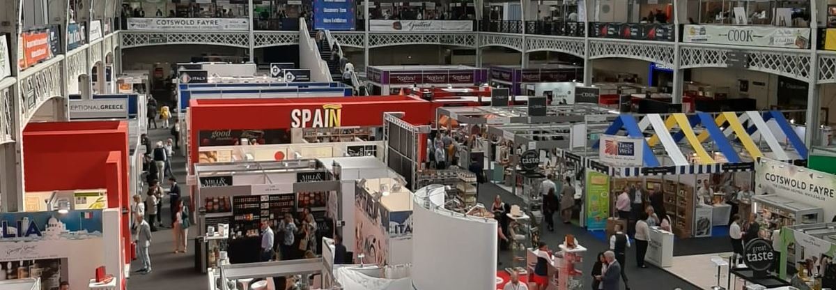 OFECOMELondres's tweet photo. 🧀🍷 Hemos estado en @SpecialityFair acompañando a las ¡29! empresas 🇪🇸 participantes, entre ellas: @amoleromaza, @lagarisilla, @Cascajuelo, @AceitesClemen, @martindprado, @FlordeBurgos1, @StGadea o @ArolOlive

¡Pásate a conocerlas tú también!

#SFFF19 https://t.co/VtIz40NjeH