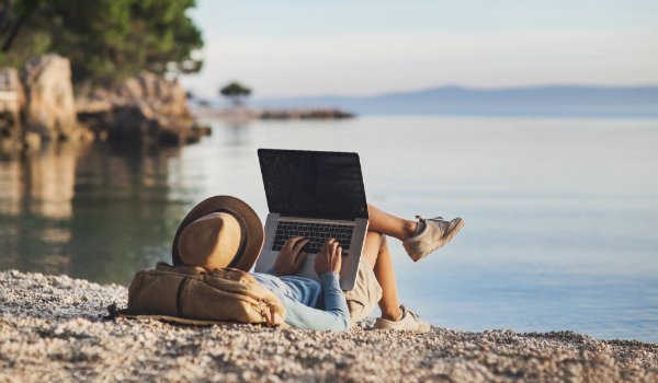 Keljob's tweet photo. C'est la #rentree2019, mais on reste positif ! 😃💪
Voici 4 astuces pour prolonger les effets des vacances au travail : https://t.co/4SQRH9fmrM https://t.co/G8A79XiRLY