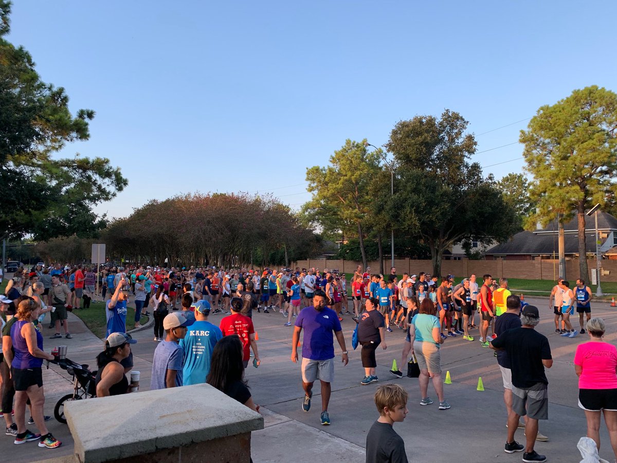 Junior Katelyn Segarra singing the National Anthem at this morning’s Back to School 5k run! Great job, and way to represent the SLHS choir, Katelyn! 🎶