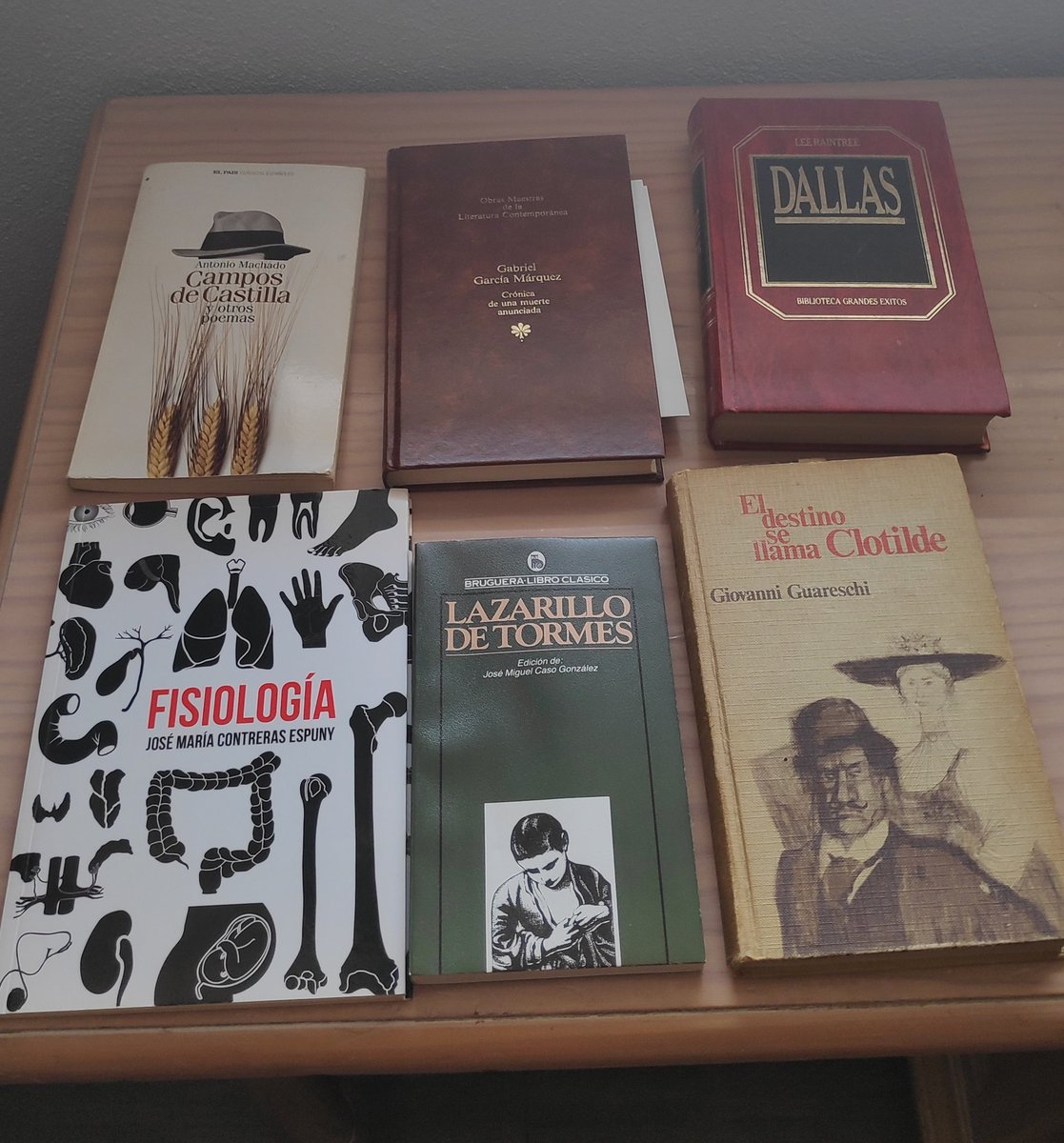 Estos son algunos de los libros que vendo, por si alguien está interesado.

Y si podríais ayudar con un RT, os invito a un chupito