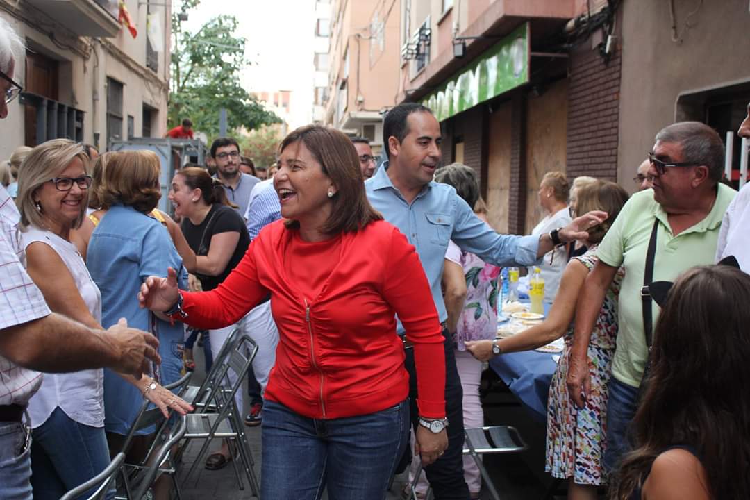 PPVilareal's tweet photo. 💙Cientos de vecinos celebran el tradicional almuerzo de fiestas #MDG19 
@HectorFolgado, ha estado acompañado del presidente provincial, @BarrachinaM, y la presidenta regional, @isabelbonig, así como con portavoces de municipios de la provincia. https://t.co/Uri8VjI2Gw