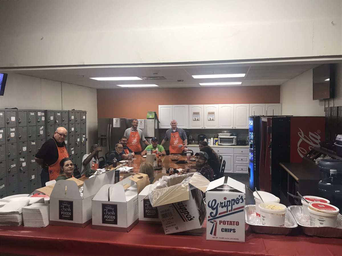 3823 enjoying some great food and taking care of associates! GardnerD187 <a href="/kelly_broyles/">Kelly Broyles</a> <a href="/jzeilerman/">Janet Eilerman</a> <a href="/ckirk311/">Chris Kirkpatrick</a> @BrandonBeach28
