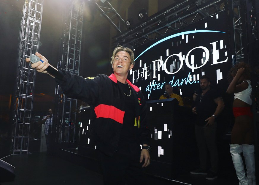 JesseMcPHL's tweet photo. JMac kicking off Labor Day Weekend in style at Pool After Dark, Harrah's Resort Atlantic City, August 31st 🏊🍸🎤🎶
#jessemccartney #poolafterdark #harrahsresort #labordayweekend #laborday #laborday2019 https://t.co/FqnmQruUNo