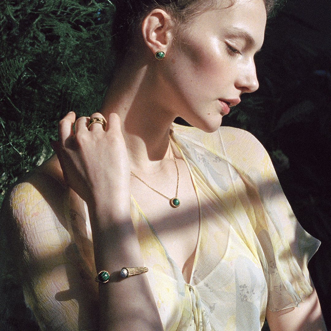 vancleefarpels's tweet photo. Discover the Perlée collection through the talented eyes of photographer @OliviaBee. Catch a glimpse of her approach to capturing the beauty of everyday life and her unique vision of the Maison. #VCAperlee #ChasingPerlee #VanCleefArpels
https://t.co/tyumZW950e https://t.co/XHv0fBB40U