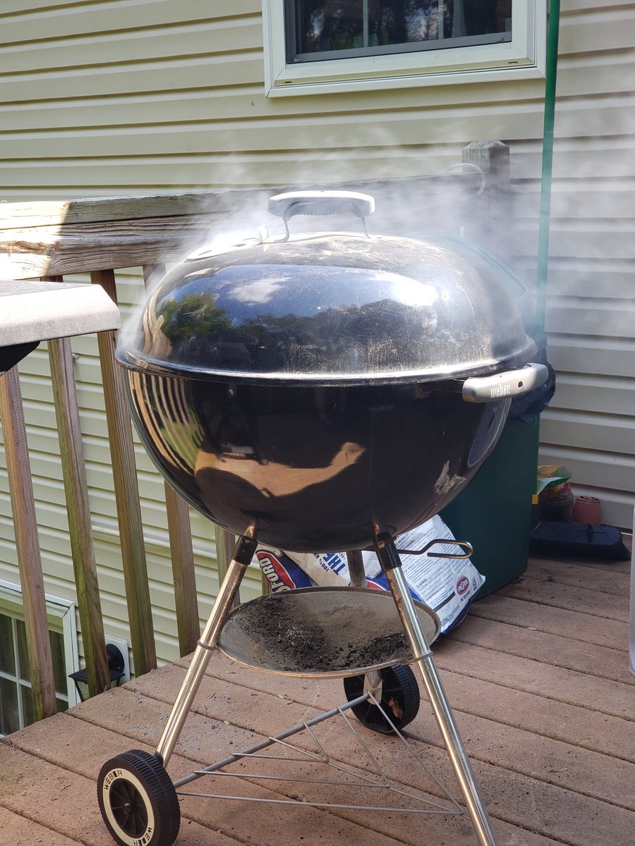 bbqhub's tweet photo. In progress.
#grilling #WEBER #cookout #LaborDayWeekend https://t.co/zMbeG9VrNK
