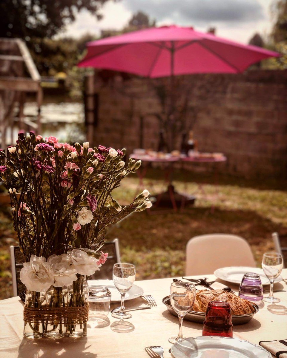 Repas de fin de saison pour l'équipe #otals dans le jardin au bord du Loir 🌺
#dejeunerchampetre #saison2019