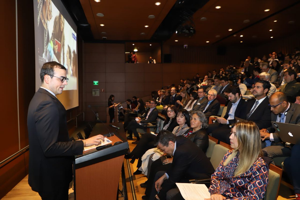 Ministerio_TIC's tweet photo. Hoy en el 3er. Foro Déficit en #TalentoTI en la @Uniandes el Viceministro @JCastroS presentó las estrategias del @Ministerio_TIC para cerrar la brecha de talento en diferentes niveles de formación de las tecnologías de información #MISO #ForosISIS https://t.co/9YU58wEgR5 https://t.co/3hncEFItDk