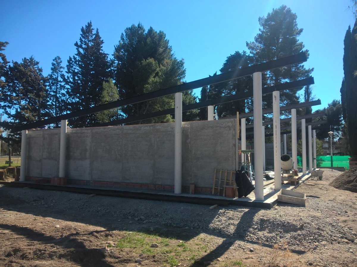 rionegroobras's tweet photo. 👷‍♂️ En #RíoColorado estamos construyendo un Centro de Informes Turísticos.

Implantado a la vera de Ruta 22, contará con un salón de eventos, espacios para la venta de artículos regionales, oficinas administrativas, estacionamiento.

#InfraestruturaTurística https://t.co/5rgMTxI4gJ