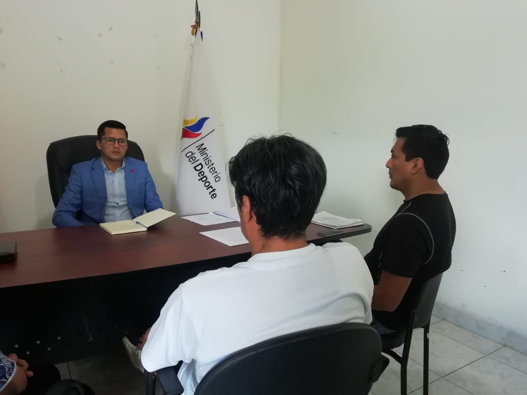 DeporteEc's tweet photo. Coordinador Zonal 7 @DanielRM85, se reúne con  dirigentes del Club Especializado Formativo de Gimnasia Artística de Zamora, con quienes analizan la firma de convenios interinstitucionales para la construcción del gimnasio para esta disciplina. 🇪🇨
#ElDeporteNosUne https://t.co/d1GaG0Aspf