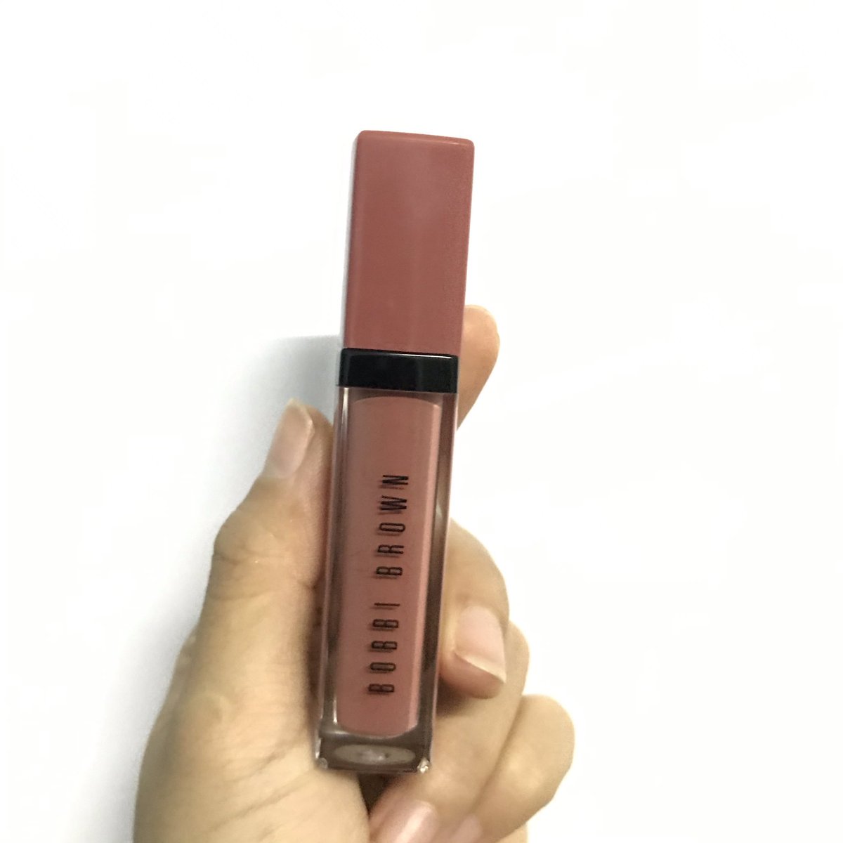 Phanbie's tweet photo. ลิปสีโปรดช่วงนี้ Bobbi Brown Crushed Liquid Lip #Juicydate สีนู้ดออกชมพู แนวคุณหนู เบาสบายปากมาก ทาแล้วปากชุ่มชื่น ไม่ค่อยติดทนนะ แต่เติมได้ให้อภัยเพราะสีสวย #ป่านฉะนี้จะรีวิว https://t.co/cmzerKYB9z