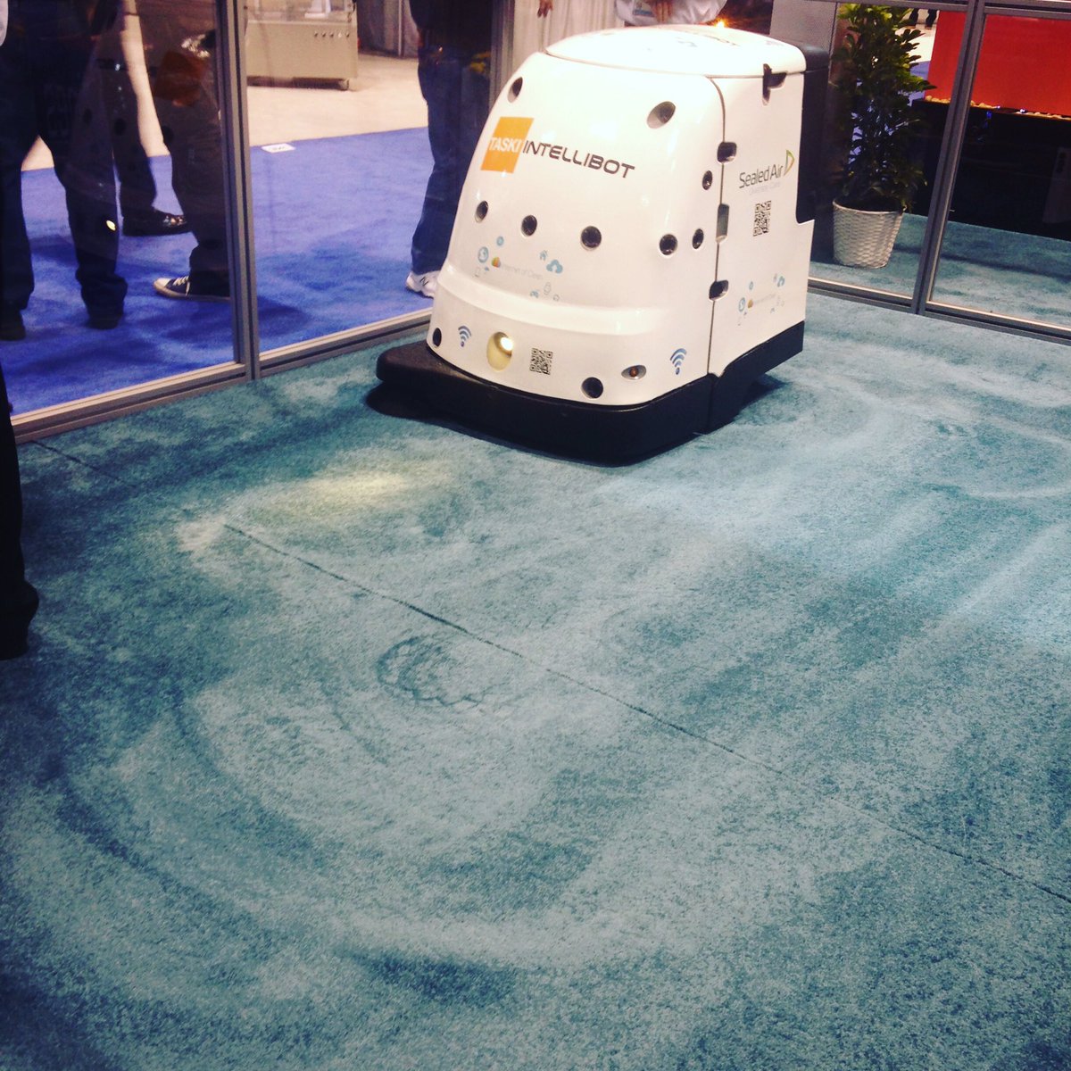 MotorhubMX's tweet photo. La tecnología de los #vehículoseléctricos y #vehículosautónomos se utiliza también para diversas aplicaciones industriales. Por ejemplo, esta lavadora de alfombras automática. #EV #AGV #packexpo https://t.co/UtOf1UzNos