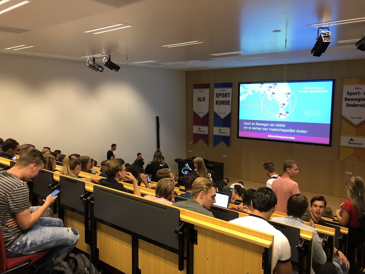 JeroenBovens's tweet photo. Opstartcollege Werkplekleren @sportkunde J1 @Sporthogeschool ruim 240 eerstejaarsstudenten die vanaf volgende week het hele jaar mooie opdrachten uitvoeren en authentiek leren bij onze werkveldpartners #dekrachtvanpartnerships #professionelewerkplaatsen @Fontys https://t.co/Ah9QN1sNj8