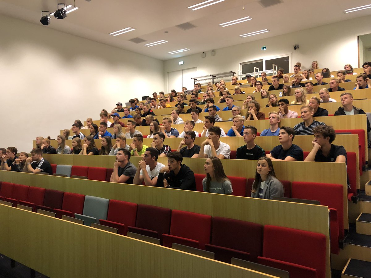 JeroenBovens's tweet photo. Opstartcollege Werkplekleren @sportkunde J1 @Sporthogeschool ruim 240 eerstejaarsstudenten die vanaf volgende week het hele jaar mooie opdrachten uitvoeren en authentiek leren bij onze werkveldpartners #dekrachtvanpartnerships #professionelewerkplaatsen @Fontys https://t.co/Ah9QN1sNj8
