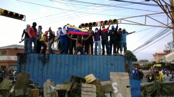 GeorgeArtwell's tweet image. Las barricadas de la #VenezuelaHeroica de verdad.

#GochosArrechos #Libertad