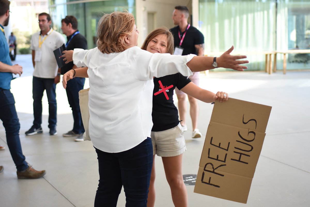VayssatQ's tweet photo. Quand tes collègues te disent « des free hugs dans un milieu professionnel ? Trop délicat ça marchera pas ! » 

Et pourtant, les photos de notre événement ❌ à #GRDF parlent d’elles mêmes ! #FaisonsBougerLesLignes https://t.co/8DIhoSNUuT