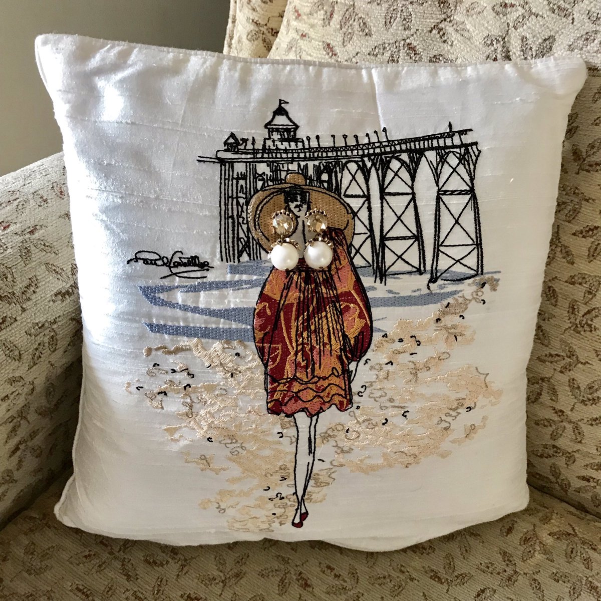 What do you do when you’re trying to recover from #ep and a new delivery arrives??? You accessorise your Paul Costelloe cushions of course...sure what else 😂 
The new vintage pearl earrings will be available on laineystyle.com later this week 🤗
Happy Styling xx