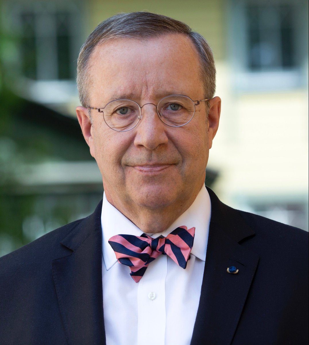 Pierrakakis's tweet photo. Ανακοινώσαμε τον @IlvesToomas, πρώην πρόεδρο της Εσθονίας, ως το πρώτο μέλος της επιτροπής Ελλήνων και ξένων εμπειρογνωμόνων, η οποία θα λειτουργεί συμβουλευτικά στο Υπουργείο. Σήμερα, το 99% των υπηρεσιών του Δημοσίου στην Εσθονία παρέχονται on-line. https://t.co/lC7hj0gq2N