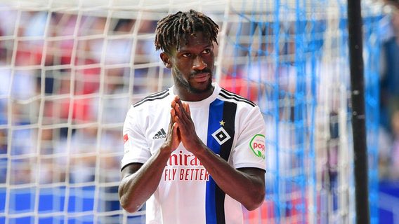 HansSarpei's tweet photo. Lieber @HSV, wie oft habt ihr es uns leicht gemacht, euch nicht zu mögen. Aber im Fall #Jatta habt ihr gezeigt, was Haltung, was Respekt, was Menschlichkeit ist. Ich verneige mich mit allerhöchstem Respekt vor Euch! @mopo @abendblatt @AndyGrote https://t.co/ld5TgTi5q6
