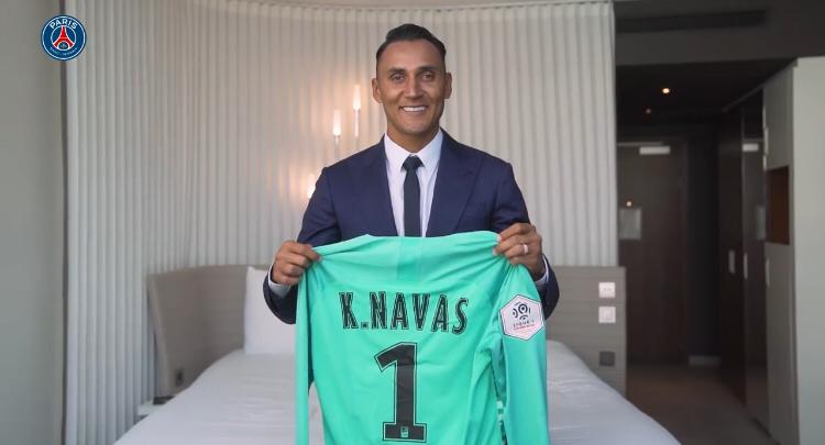 Keylor Navas fue presentado como nuevo jugador del Paris Saint Germain. 

El tico llega al club parisino tras cinco años en el Real Madrid, donde siempre se rumoró sobre su salida, hasta que hoy se hizo realidad.

Vía <a href="/Stephaniefutcr/">Stephanie Chaverri C</a>