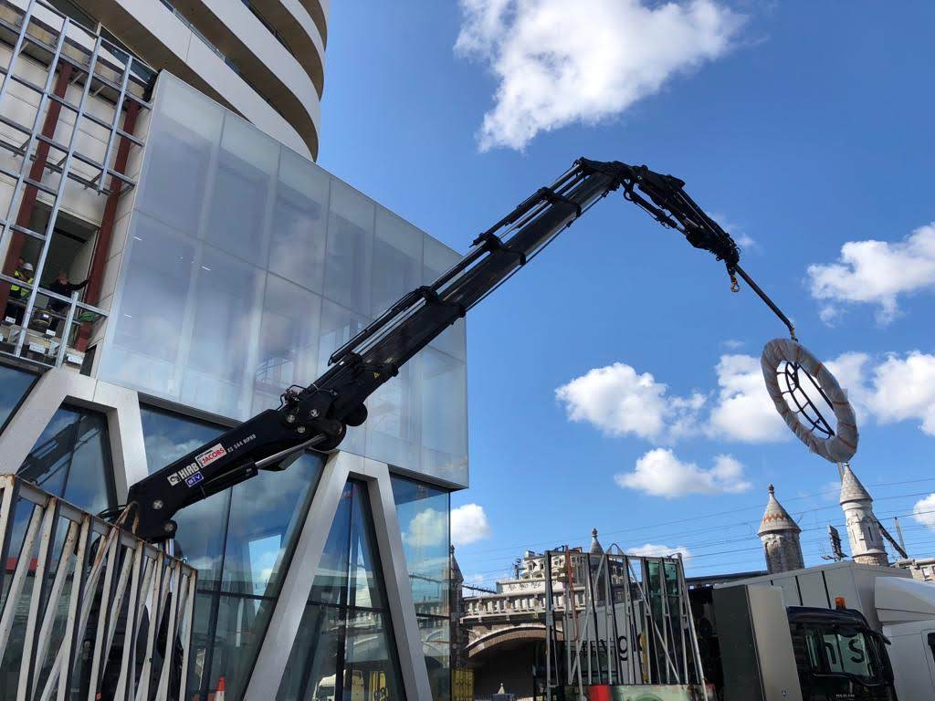 DPGMediaBE's tweet photo. Ons nieuw hoofdgebouw in Antwerpen is bijna klaar. Aan de nieuwe VTM NIEUWS-studio wordt momenteel nog hard gewerkt. Vandaag zweefde de nieuwsdesk zelfs even boven 't stad! Vanaf februari 2020 zal @VTMNIEUWS live uitgezonden worden vanuit Antwerpen. 👏 https://t.co/aQmmaK6CQf
