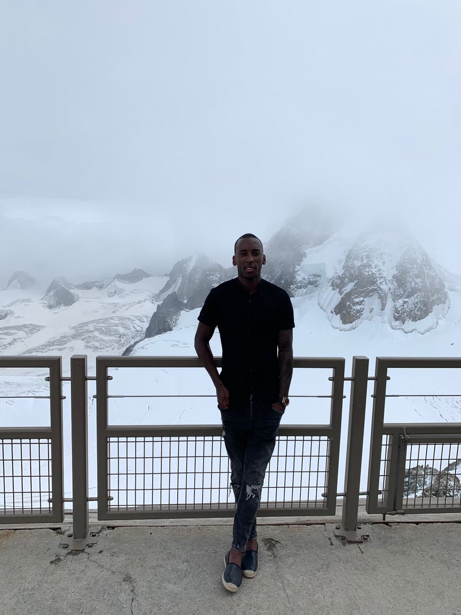 Gael_Ondoua29's tweet photo. « Quand tu es arrivĂ© au sommet de la montagne, continue de grimper » Proverbe TibĂ©tain. Aviez-vous dĂ©jĂ fait ou visitez le Mont Blanc, LâAiguille Du Midi ou Le Pas Dans Le Vide? Quelles ont Ă©tĂ© vos sensations lĂ -haut?đ
#MontBlanc #AiguilleDuMidi #Chamonix #pasdanslevide https://t.co/nvWBy0pRxH
