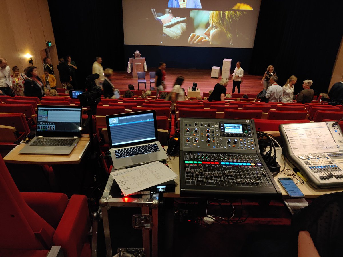 Techniek check, camera's check, geluid en licht check, publiek check! <a href="/SuusNijmegen/">Suzanne Verheijden 🙍‍♀️</a> gaat knallen met haar theatershow!!!