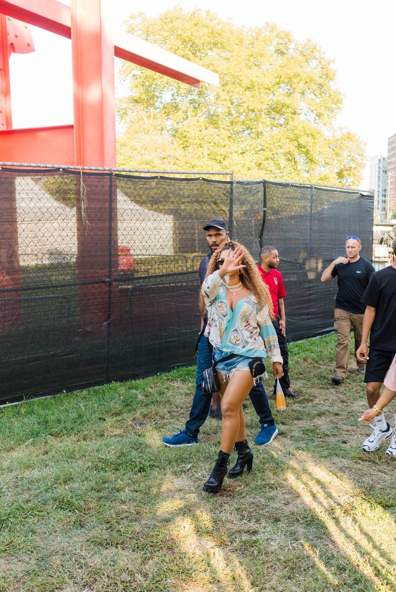 MakeWondersWW's tweet photo. BEYONCÉ UPLOADED THE ONLY PIC I EVER TOOK OF HER IN MY LIFE @Beyonce ♥️♥️♥️ let’s shoot sometime https://t.co/LZA8K8GW9q