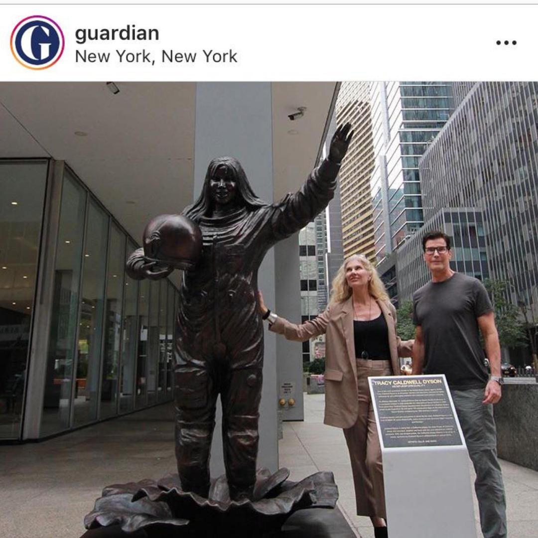 FriendslineIntl's tweet photo. Today's #MondayMotivation 💪 courtesy of @theguardian - 10 bronze statues depicting inspirational women were unveiled in the heart of New York City earlier this week to mark #WomensEqualityDay #inspiration #women #feminism #motivation #goals #inspire #innovation #education https://t.co/85ahc4U9lO