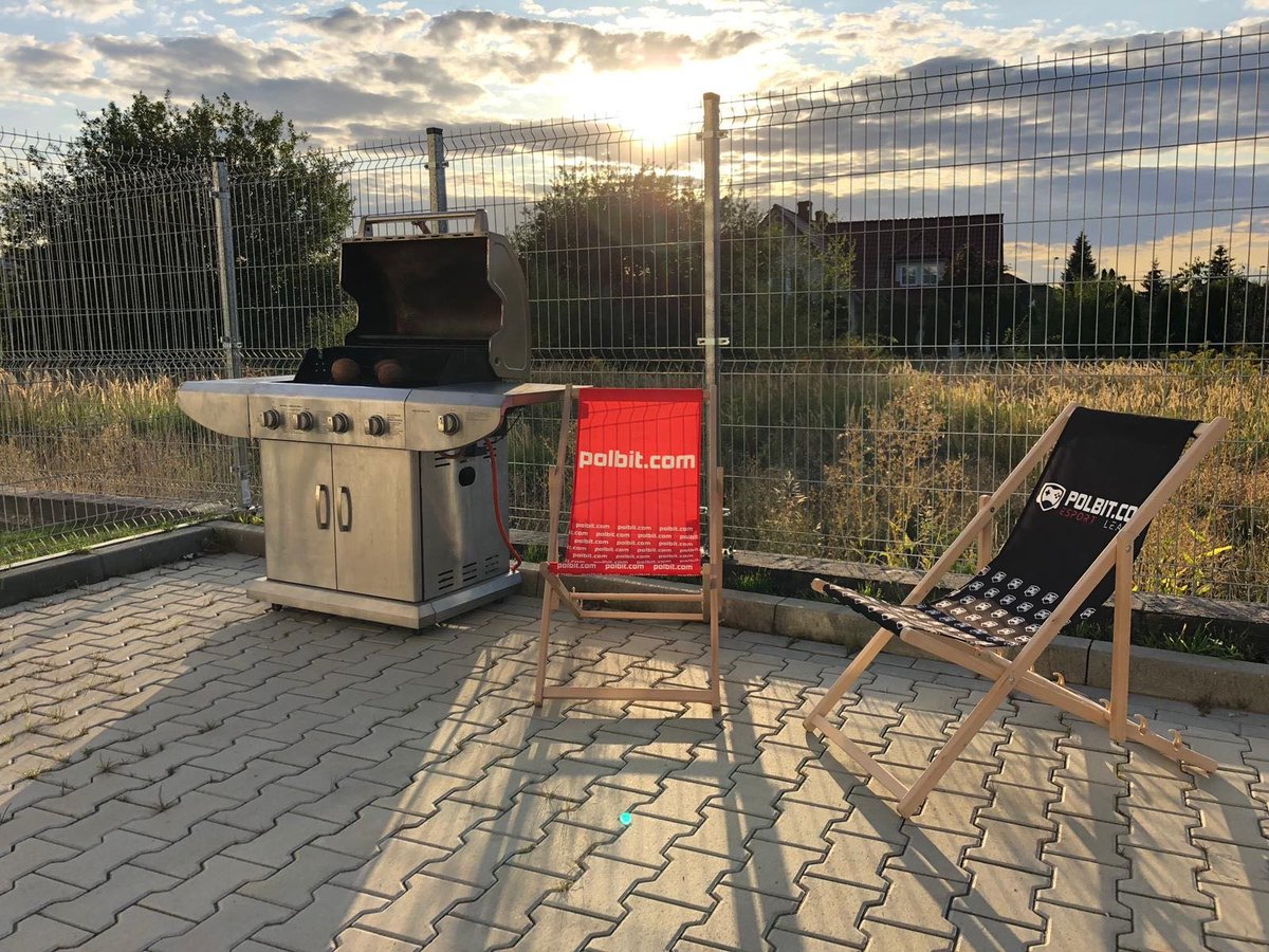 piratesportsgg's tweet image. Aaa o mały włos zapomnieliśmy! Gracze zostawili taki porządek po opuszczeniu Tortugi. Można na luzie pić Monsterki z podłogi! ☠️ 

#CLEANit