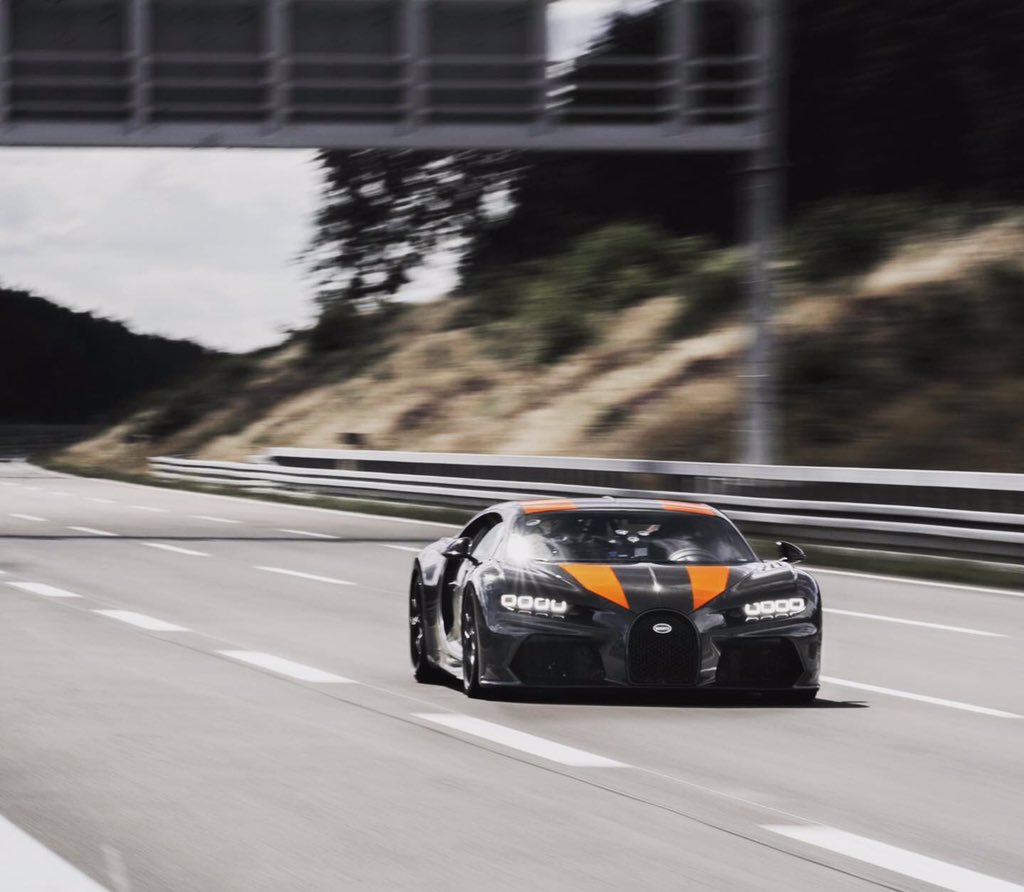 RealCarsSA1's tweet photo. @Bugatti has officially broken the 300mph (482km/h) barrier with a slightly modified #chiron. The Chiron achieved a top speed of 304.77mph (490.48km/h), almost completing its 500km/h speedometer. Imagine hitting a bunny crossing the road at that speed.🚽🧻💩 #hypercars #topspeed https://t.co/GfvNAo1vU8