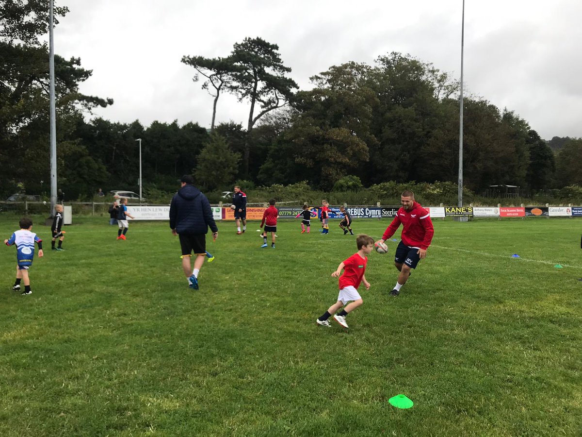 AberRFC's tweet photo. Diolch i fechgyn y @scarlets_rugby @dafhughes96 a @ShaunEvans19 am ymweliad gwych i’r clwb, pawb wedi mwynhau - Thanks to the Scarlets boys Dafydd Hughes and Shaun Evans for their visit to the juniors tonight. Everyone enjoyed themselves #ynypac #cymuned #futurescarlets https://t.co/kzbvdC91aE