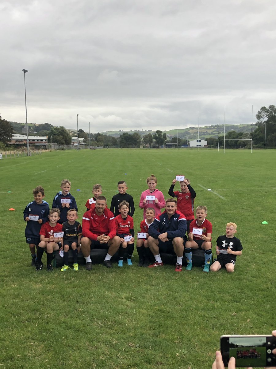 AberRFC's tweet photo. Diolch i fechgyn y @scarlets_rugby @dafhughes96 a @ShaunEvans19 am ymweliad gwych i’r clwb, pawb wedi mwynhau - Thanks to the Scarlets boys Dafydd Hughes and Shaun Evans for their visit to the juniors tonight. Everyone enjoyed themselves #ynypac #cymuned #futurescarlets https://t.co/kzbvdC91aE