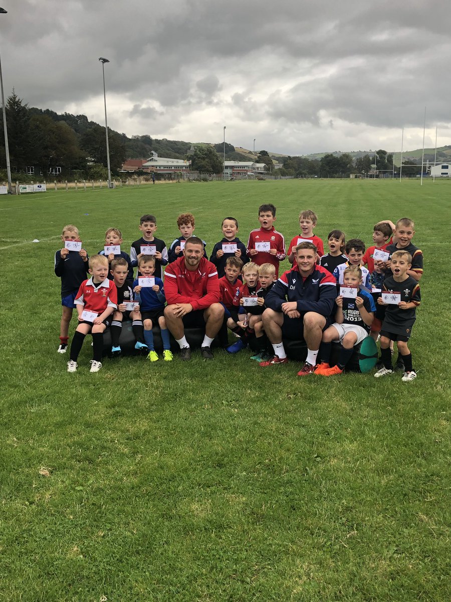 AberRFC's tweet photo. Diolch i fechgyn y @scarlets_rugby @dafhughes96 a @ShaunEvans19 am ymweliad gwych i’r clwb, pawb wedi mwynhau - Thanks to the Scarlets boys Dafydd Hughes and Shaun Evans for their visit to the juniors tonight. Everyone enjoyed themselves #ynypac #cymuned #futurescarlets https://t.co/kzbvdC91aE