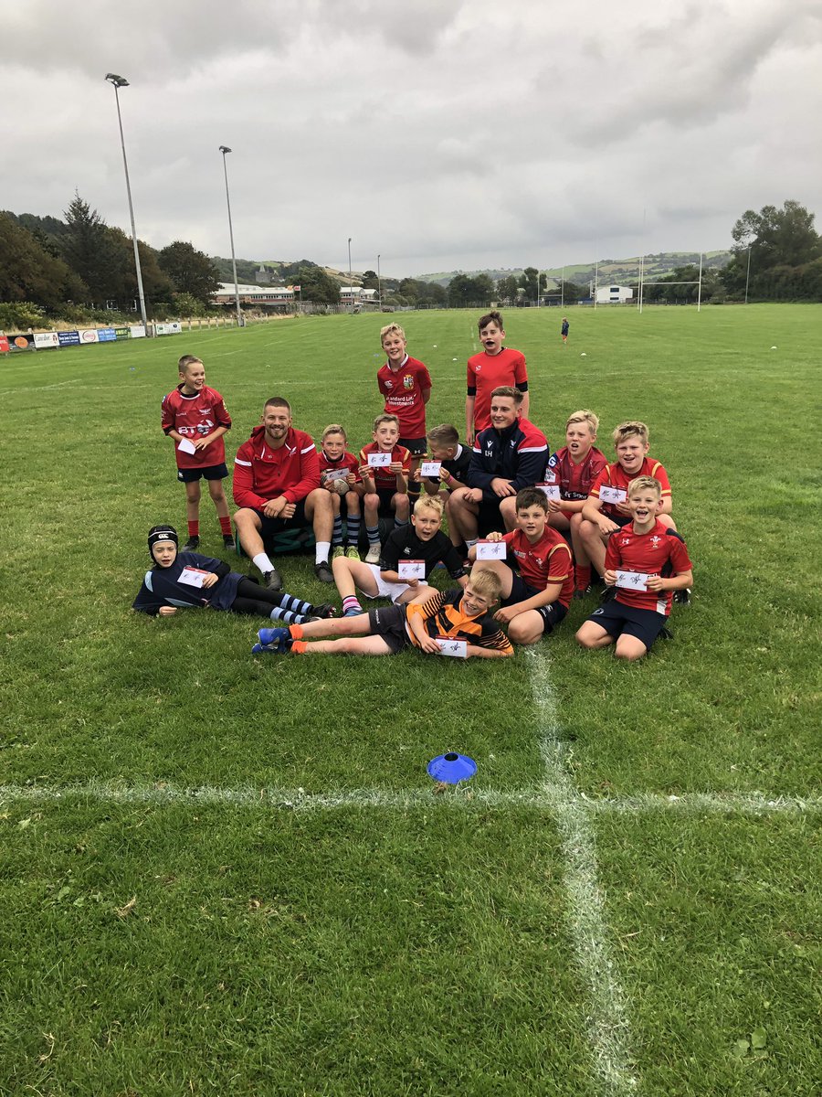 AberRFC's tweet photo. Diolch i fechgyn y @scarlets_rugby @dafhughes96 a @ShaunEvans19 am ymweliad gwych i’r clwb, pawb wedi mwynhau - Thanks to the Scarlets boys Dafydd Hughes and Shaun Evans for their visit to the juniors tonight. Everyone enjoyed themselves #ynypac #cymuned #futurescarlets https://t.co/kzbvdC91aE
