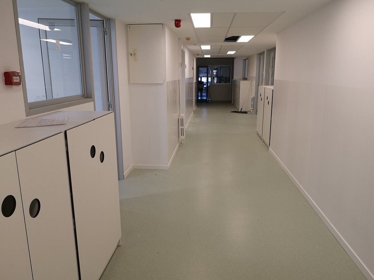 FerranVil1's tweet photo. Les aules ja estan preparades per rebre professors i alumnes després d'un estiu intens per a la rehabilitació d'una planta d'una escola de Barcelona. @grupvilavila #obres #barcelona #edificacio #rehabilitacio #paviment #instal·lacions #tabicmobil #fusteriafusta... https://t.co/gRr8bOcH4e