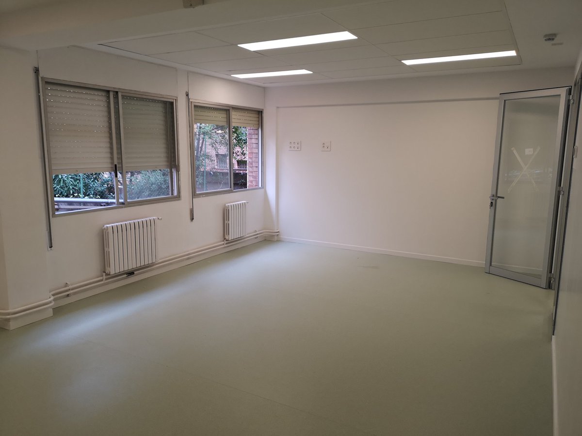 FerranVil1's tweet photo. Les aules ja estan preparades per rebre professors i alumnes després d'un estiu intens per a la rehabilitació d'una planta d'una escola de Barcelona. @grupvilavila #obres #barcelona #edificacio #rehabilitacio #paviment #instal·lacions #tabicmobil #fusteriafusta... https://t.co/gRr8bOcH4e