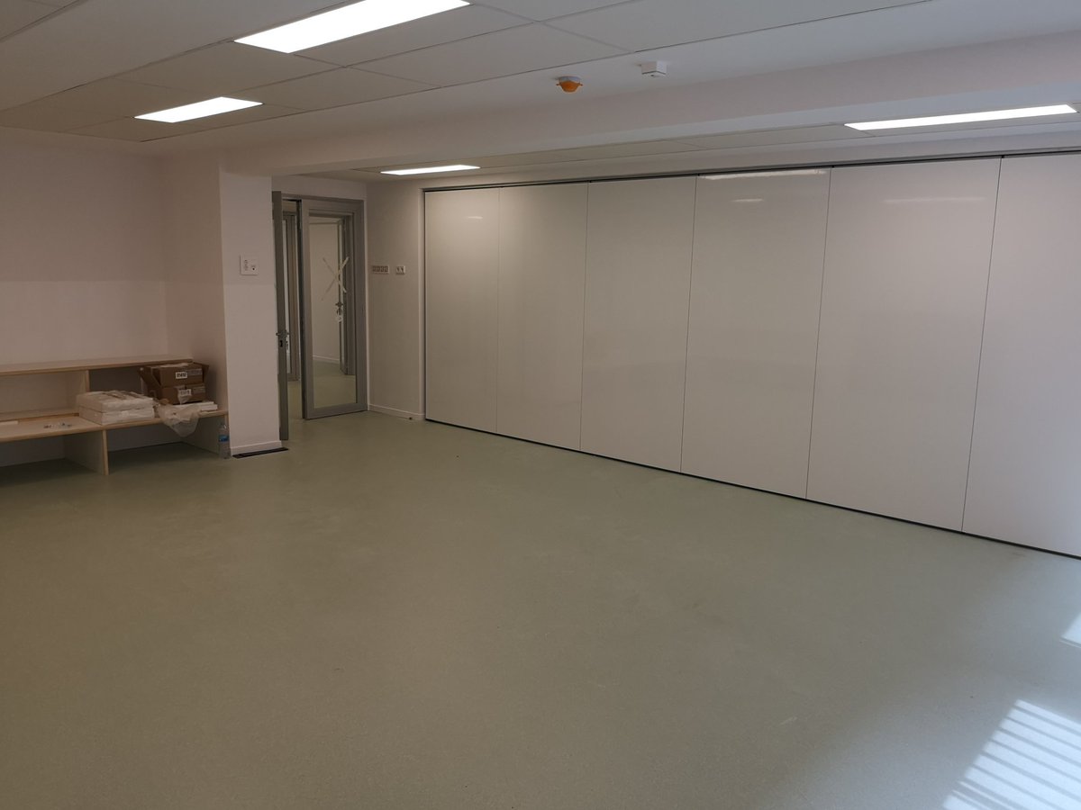 FerranVil1's tweet photo. Les aules ja estan preparades per rebre professors i alumnes després d'un estiu intens per a la rehabilitació d'una planta d'una escola de Barcelona. @grupvilavila #obres #barcelona #edificacio #rehabilitacio #paviment #instal·lacions #tabicmobil #fusteriafusta... https://t.co/gRr8bOcH4e