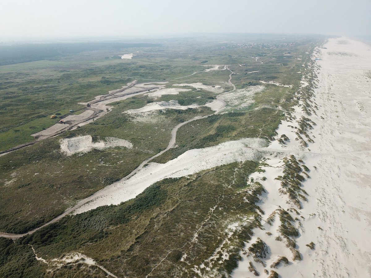 Afgelopen week heeft <a href="/raymondlamars/">Raymond Lamars</a> drone beelden gemaakt van de plag- en stuifwerkzaamheden.Dat levert dit soort mooie plaatjes op. #Terschelling #Staatsbosbeheer #monitoring