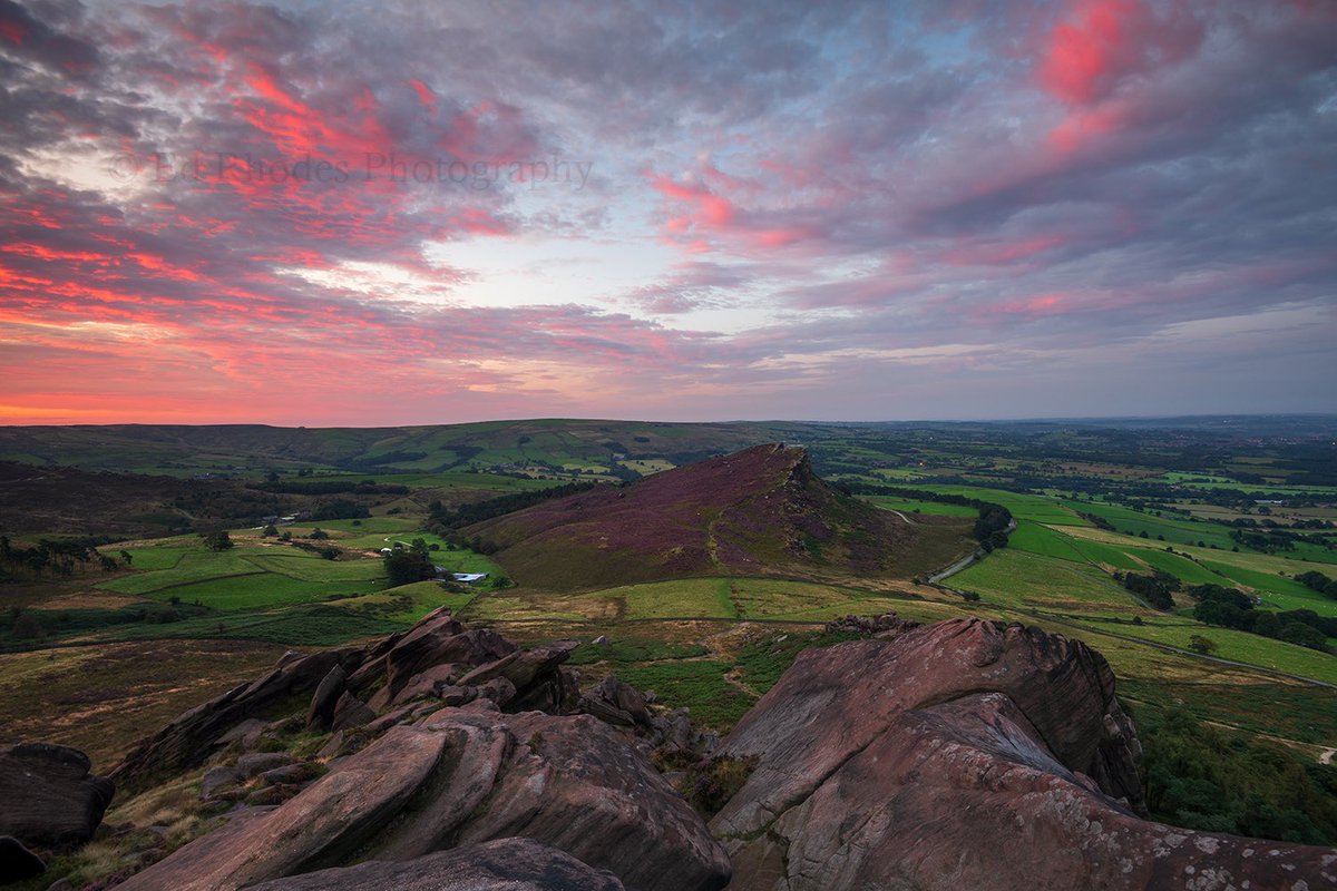 EdRhodesImages's tweet photo. Beautiful skies above Hen Cloud, Peak District National Park. @StormHour @vpdd @PeakDistrictNT @UKNikon @kasefiltersuk @ParamoClothing #hencloud #theroaches #staffordshire #heather #hencloud https://t.co/haseUpZwZW