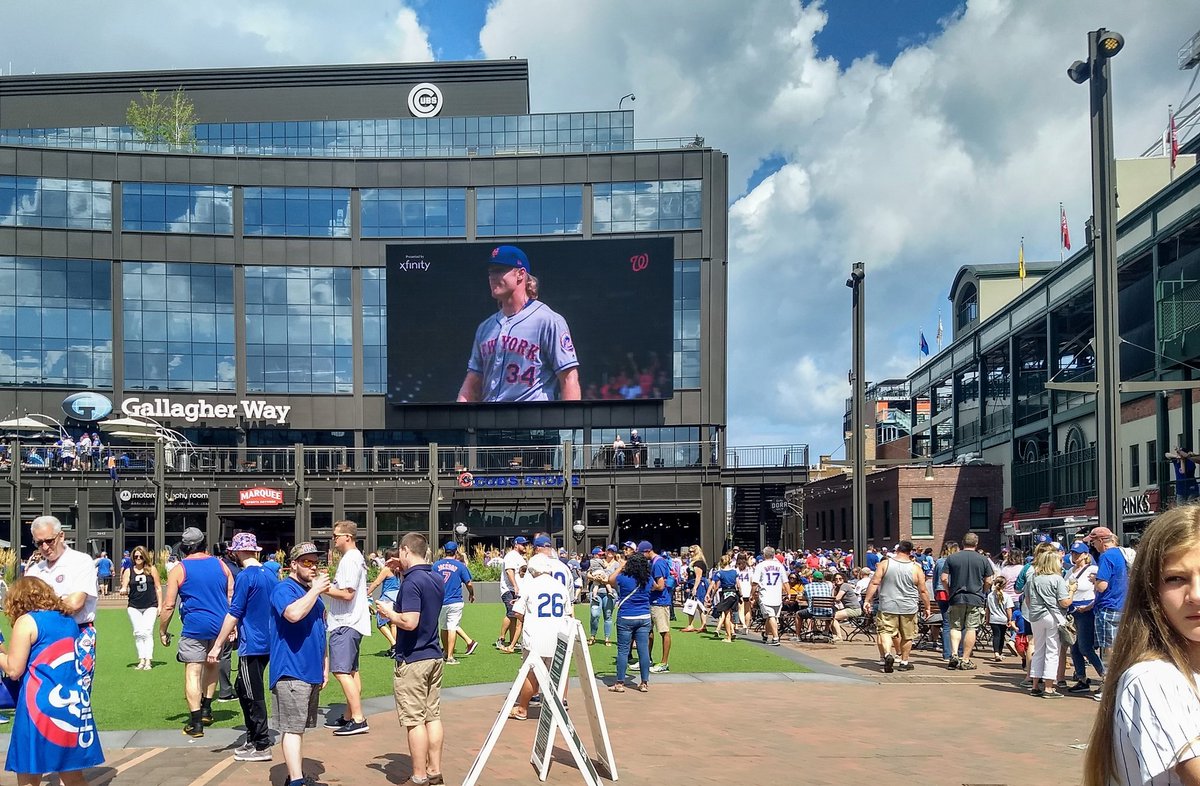BCB_Sara's tweet photo. A lot of #Mets fans outside Wrigley Field today. #GoThor @maggie162 @PetitePhD @LindaSurovich https://t.co/OpcHQNnULl